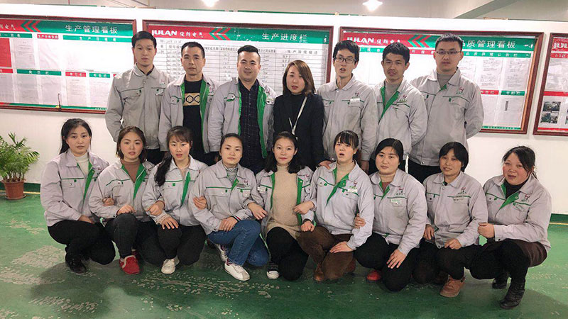 塑壳车间人员合照